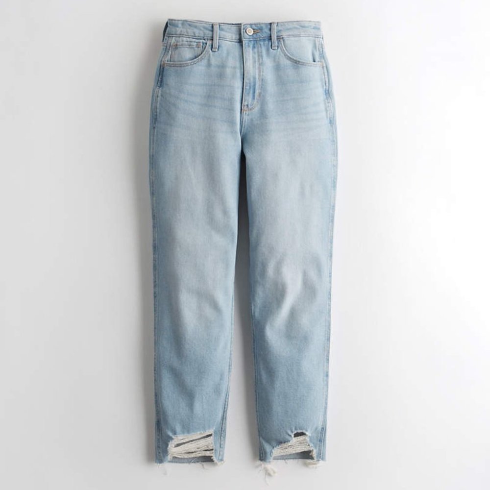 Hollister Ultra High-rise Mom Jean in 3R W26 L27